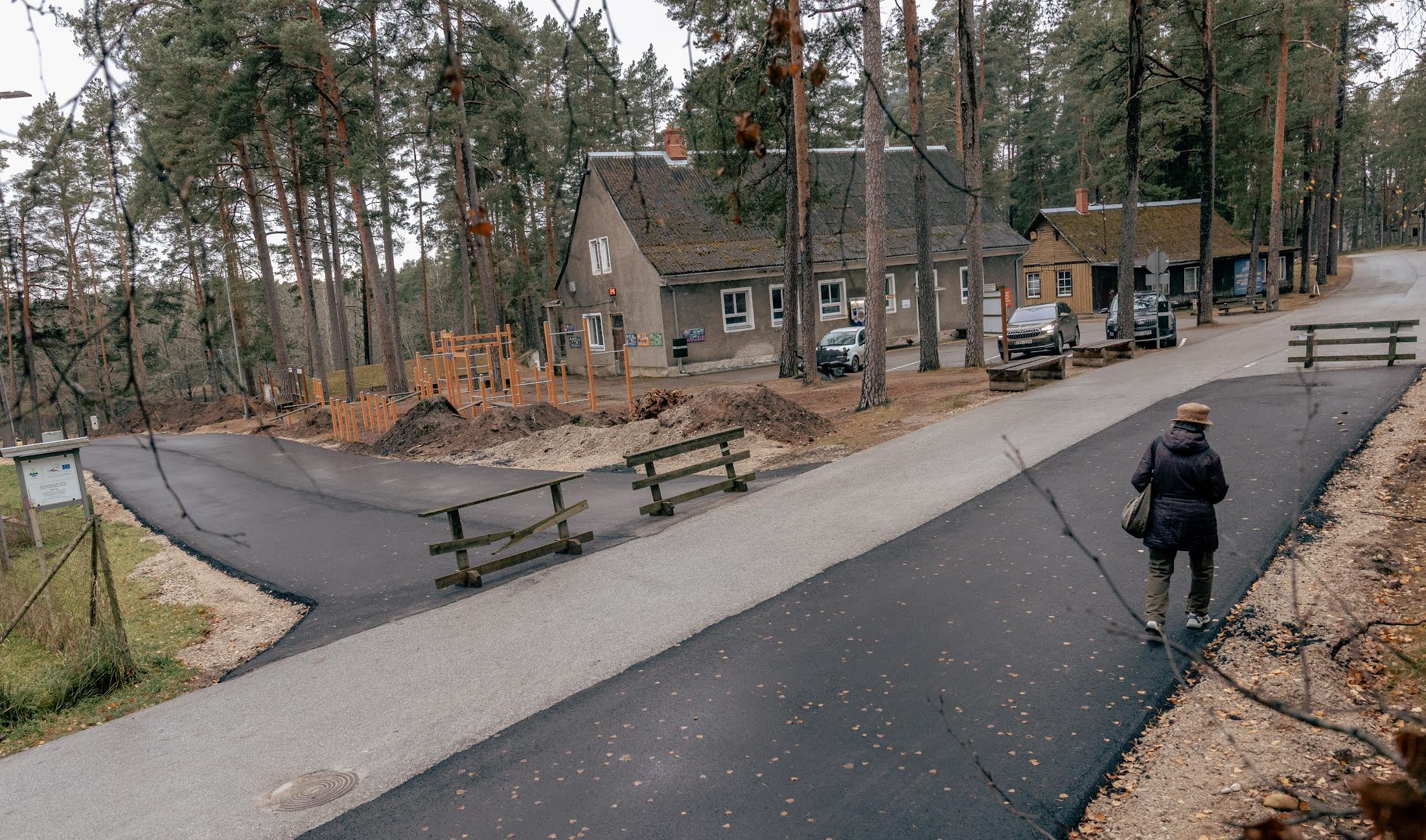 Kubjal on peaaegu valmis kergliiklustee pikendus. Novembrikuus saavad mullahunnikute asemel paika uued reguleeritavate raskustega välijõusaali seadmed. Foto: AIGAR NAGEL
